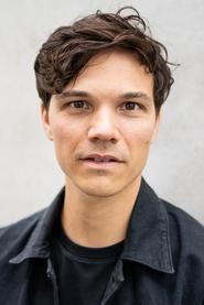 Sebastian Urzendowsky is Andreas