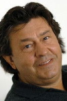 Hanno Pöschl is Dr. Ascher